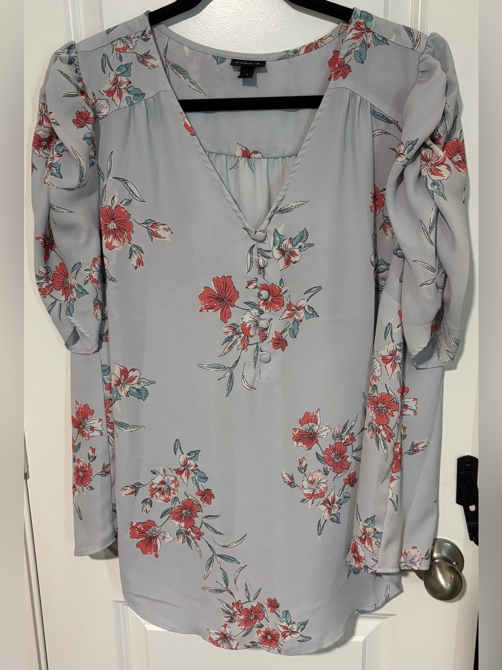 Torrid Floral V-Neck Blouse in Light Gray with Red Blossom Print size 1